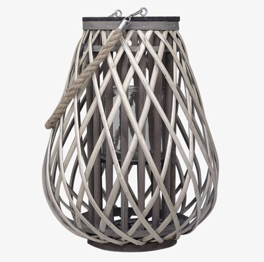 Foto av ljuslykta i flätad pil med glasbehållare