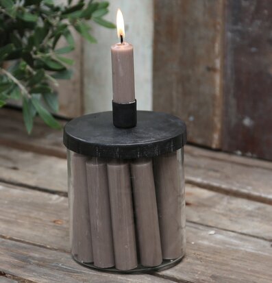 Bild av stilren ljusstake på rustikt träbord