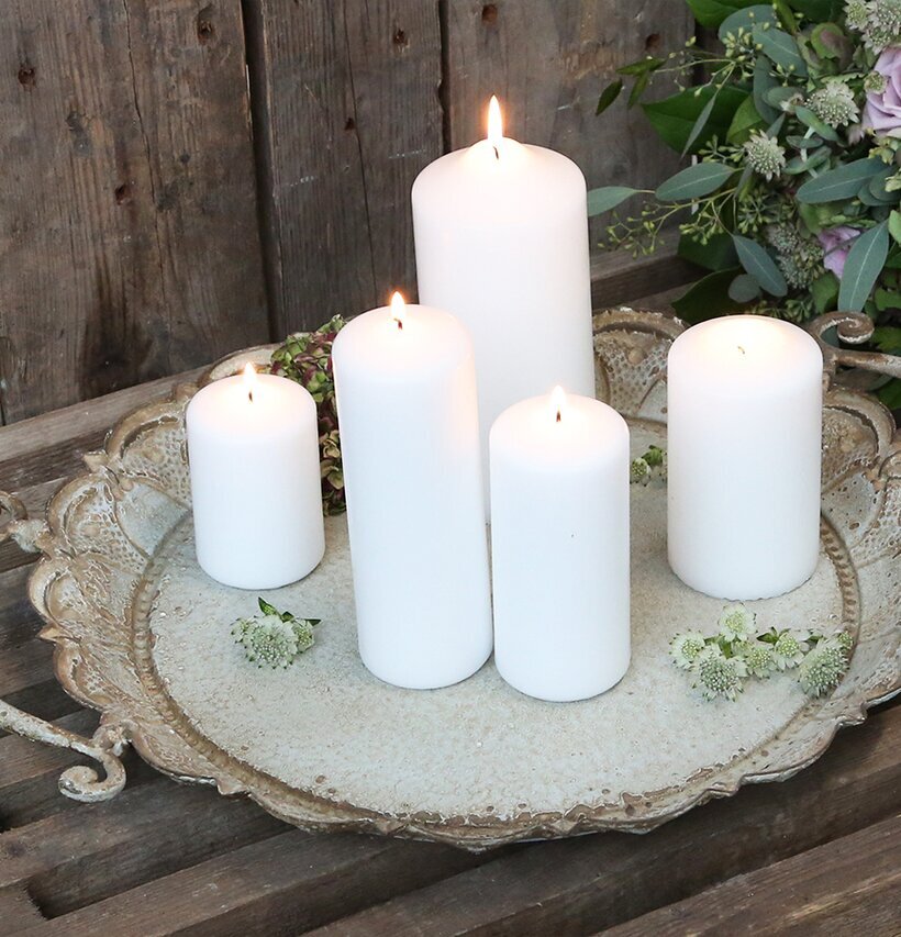 Bild av rustikt fat med ljus och lila rosor