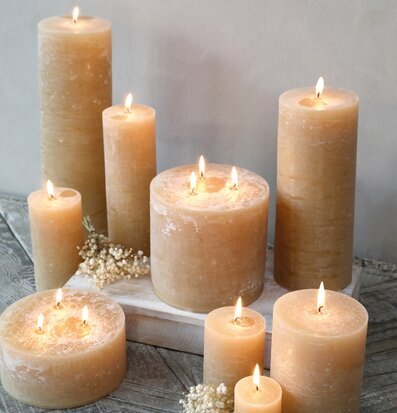 Foto av rustika blockljus i harmoniskt arrangemang