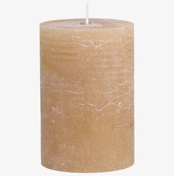 Bild av ett rustikt blockljus med honungsfärg