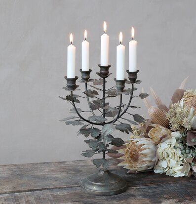 Foto av elegant ljusstake med antik mässing finish