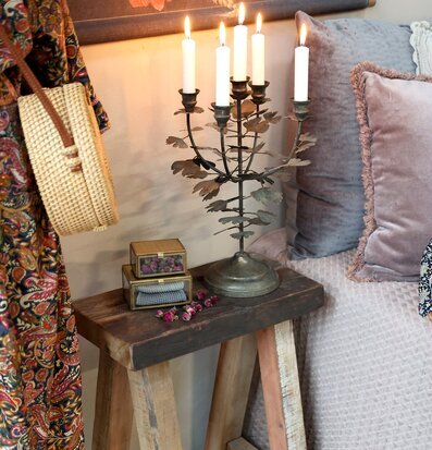 Bild av rustik elegans med ljusstake och träbord