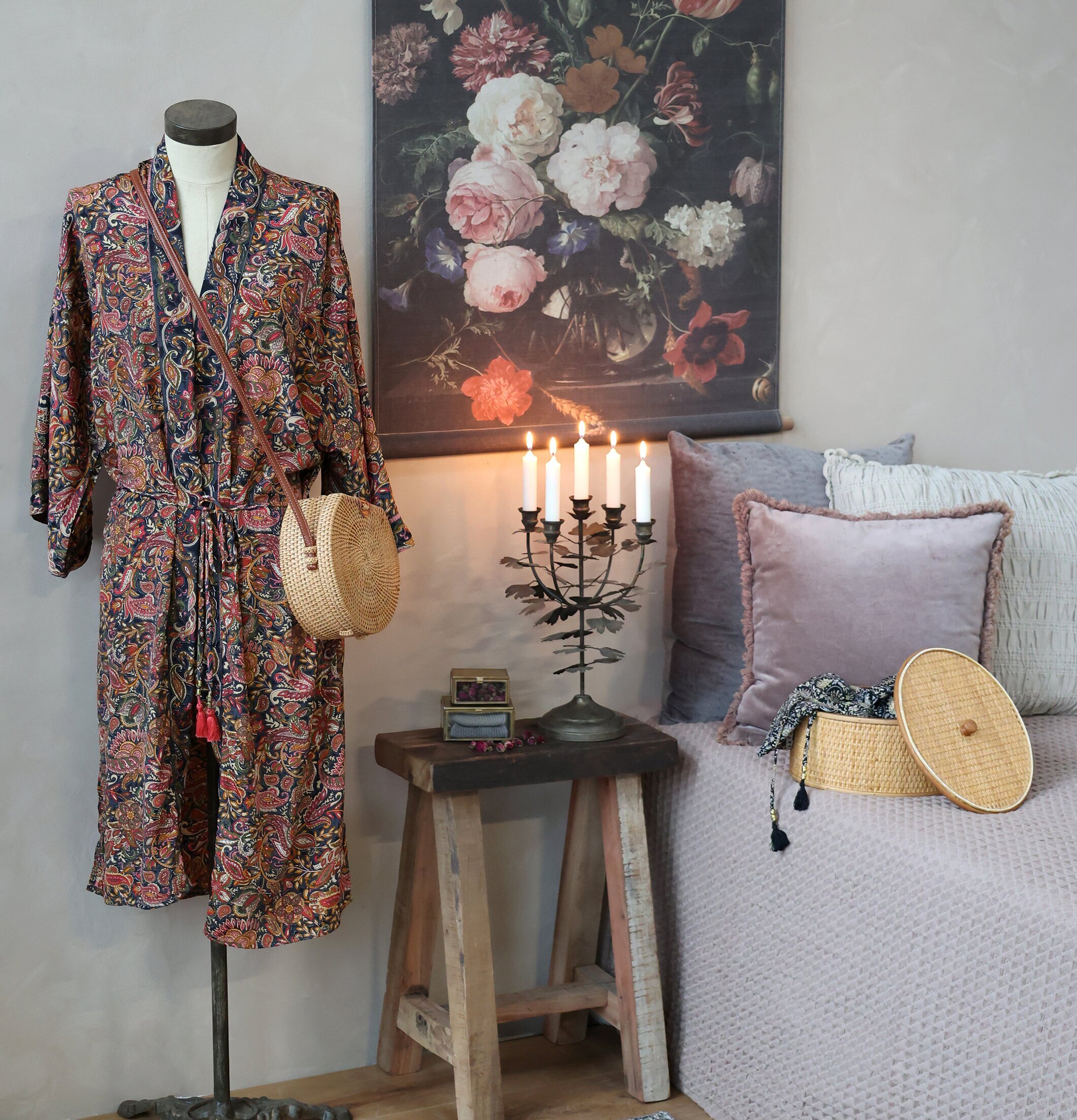 Bild av smakfull och harmonisk inredning med ljusstake