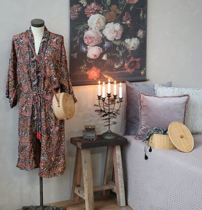 Bild av smakfull och harmonisk inredning med ljusstake