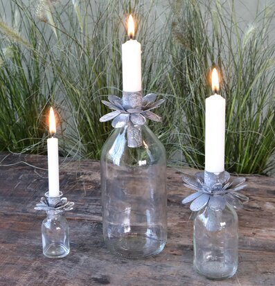 Bild av eleganta ljuslyktor med metallblommor