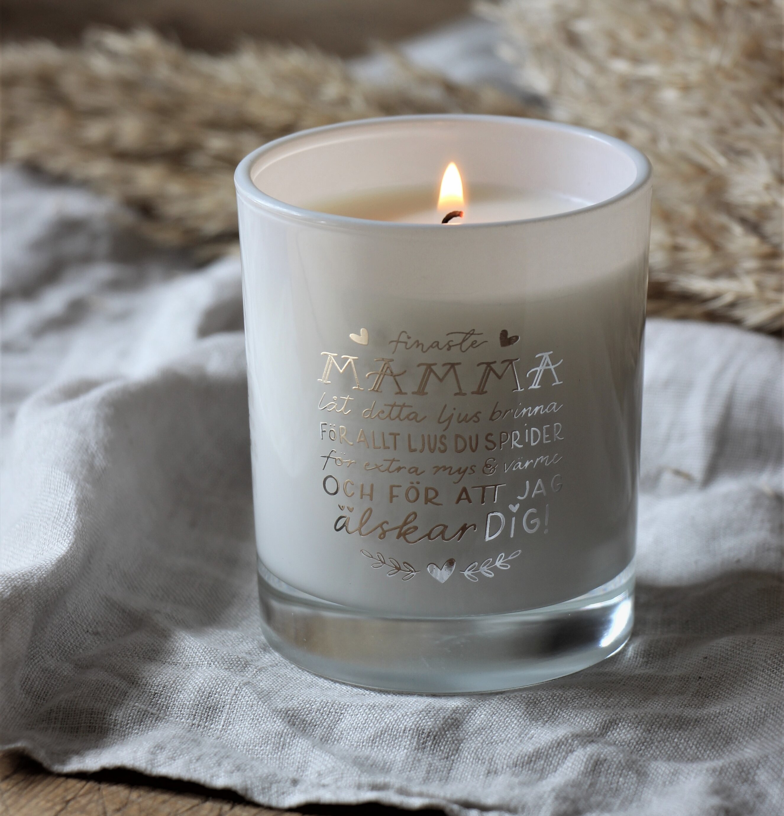 Bild av stilren ljuslykta i harmonisk heminredning