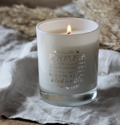 Bild av stilren ljuslykta i harmonisk heminredning