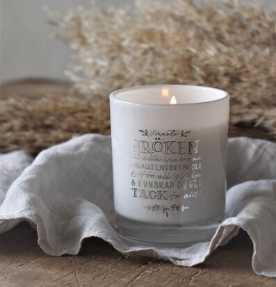 Bild av elegant ljuslykta på träbord med pampasgräs