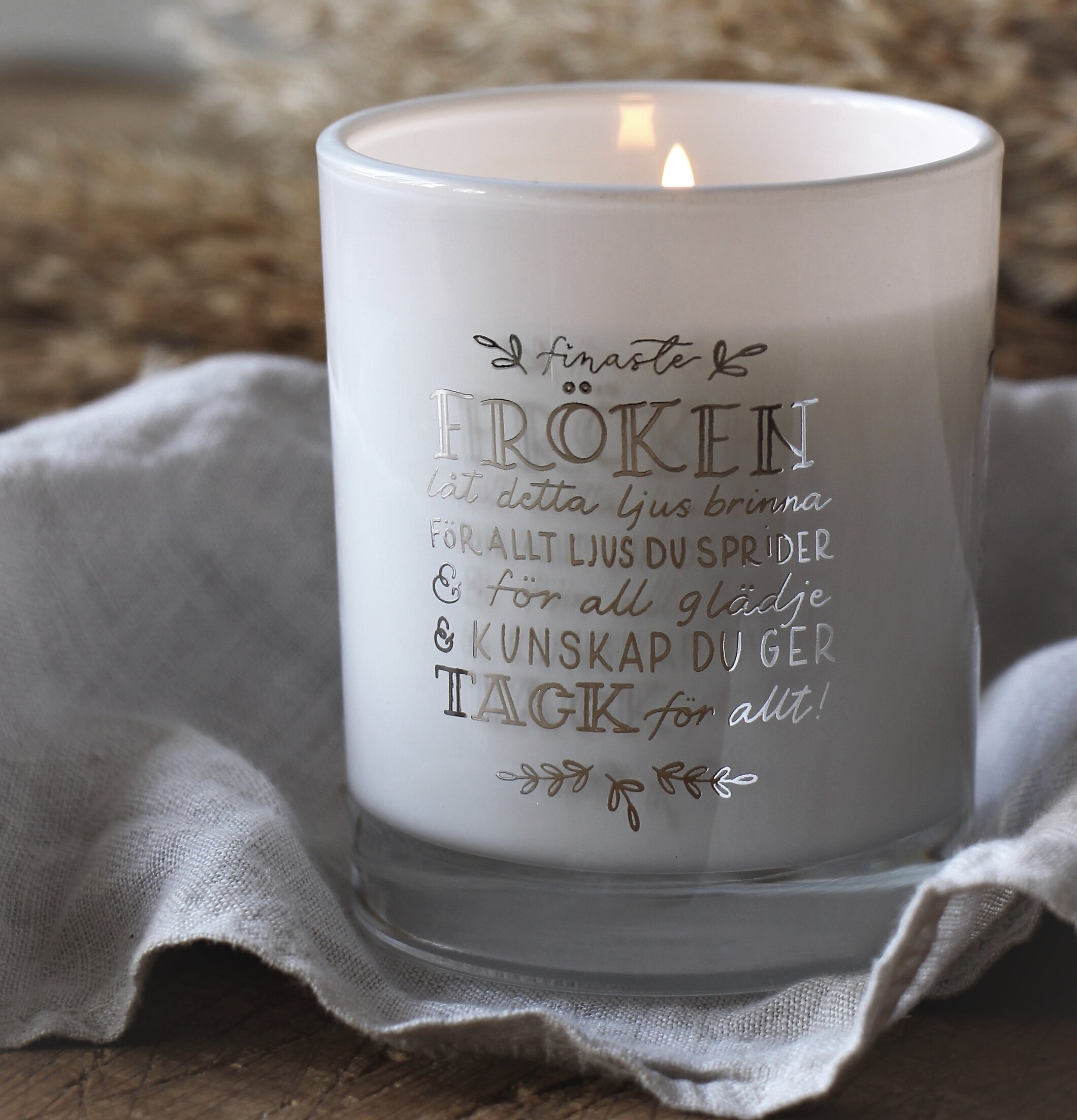 Foto av stilfull ljuslykta med varm och inbjudande glöd