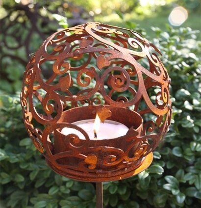 Bild av en konstnärligt designad värmeljushållare