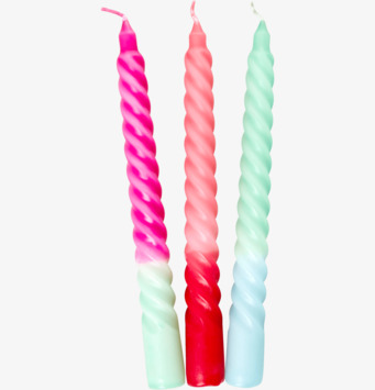 Bild av färgglada, spiralformade ljus i tre nyanser