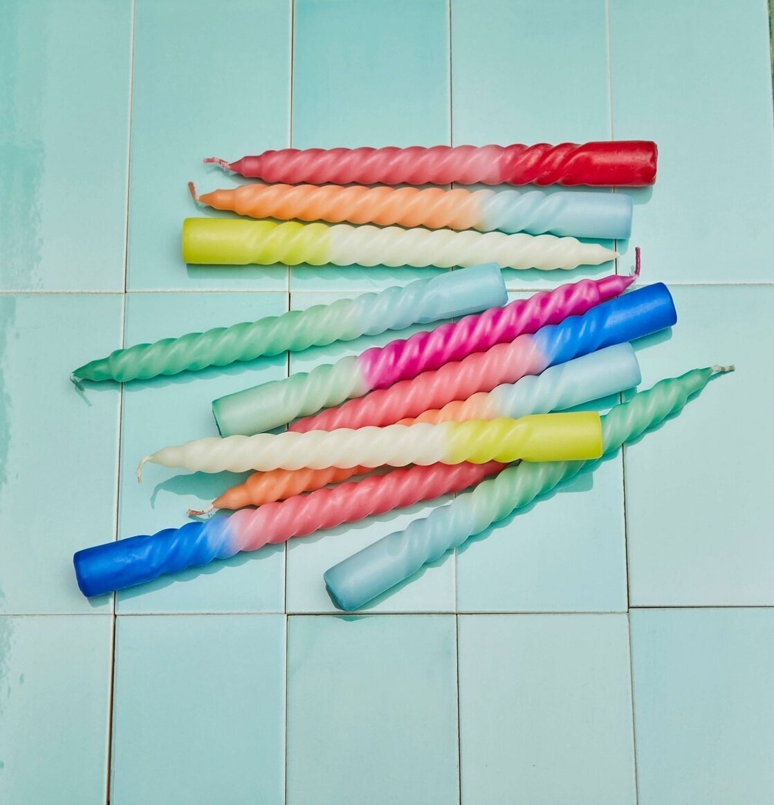 Foto av färgglada spiralformade ljus på kakelplattor