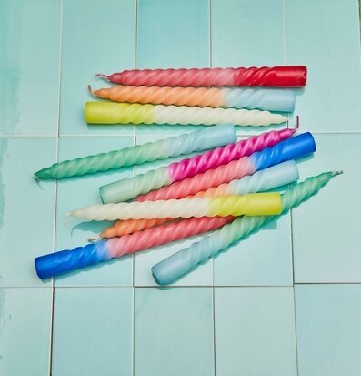 Foto av färgglada spiralformade ljus på kakelplattor