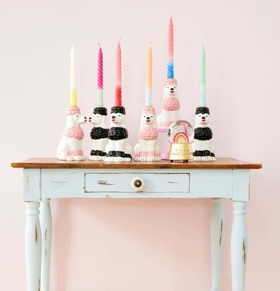 Bild av lekfulla ljus och pudelformade ljusstakar