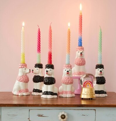 Bild av unika ljuslyktor med pudelfigurer i keramik