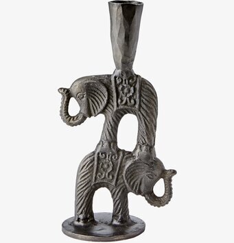 Foto av en detaljrik ljusstake med elefantdesign