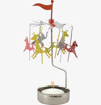 Bild av dekorativ ljuslykta med karusell och djurfigurer