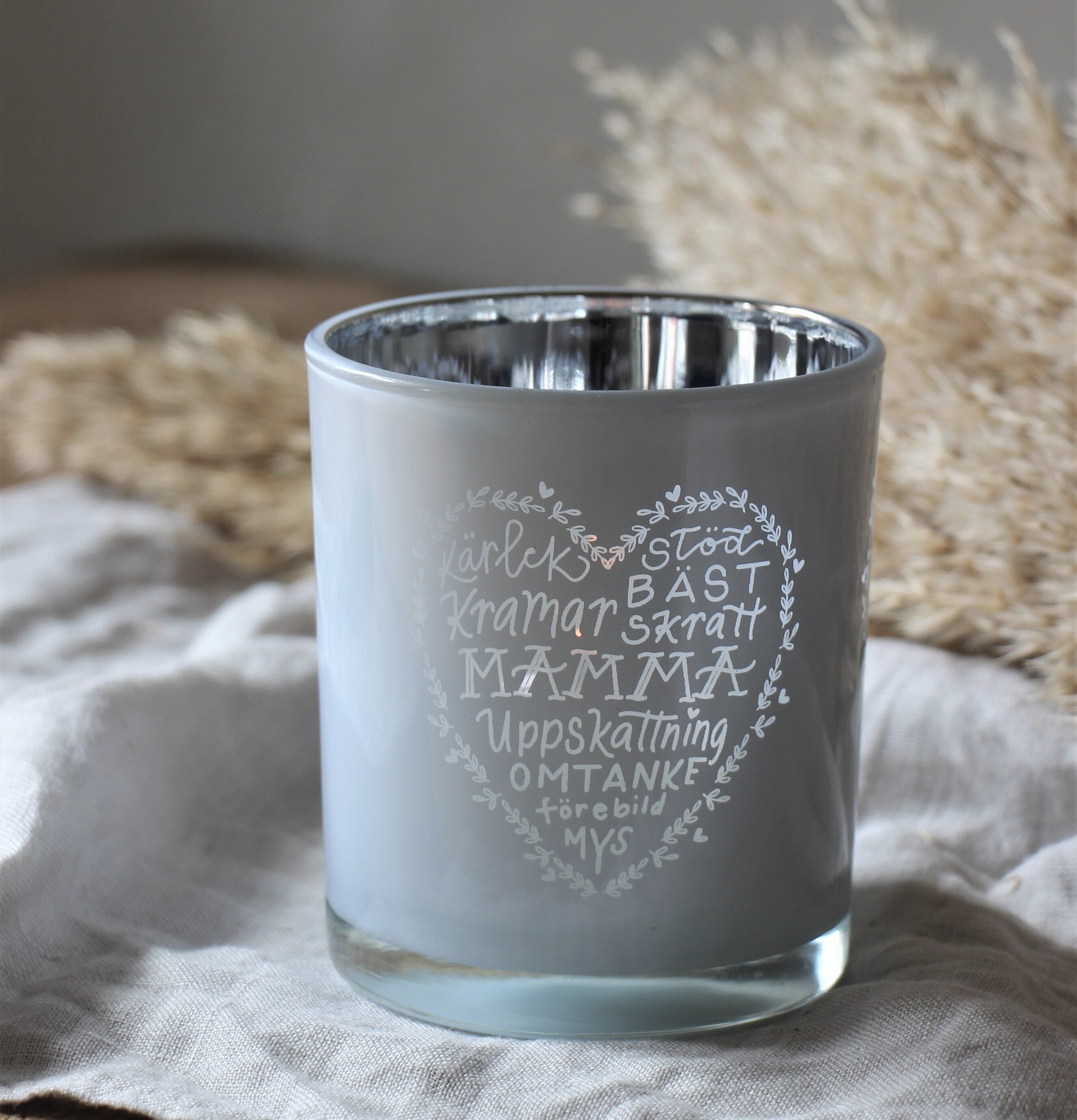 Ljuslykta Mamma Vit från Majas Cottage på trären yta