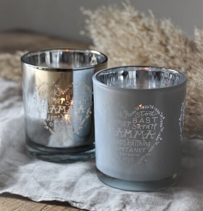 Ljuslykta Mamma Silver från Majas Cottage på rustikt träbord