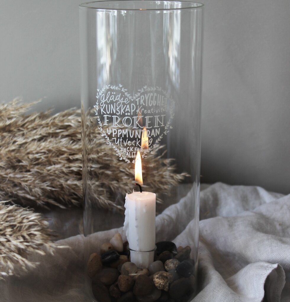 Ljuslykta Klarglas Fröken från Majas Cottage på träbord