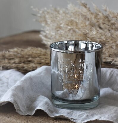 Ljuslykta Fröken Silver från Majas Cottage på rustik textil