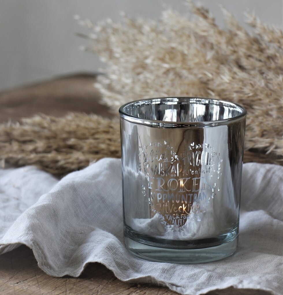 Ljuslykta Fröken Silver från Majas Cottage på rustik textil