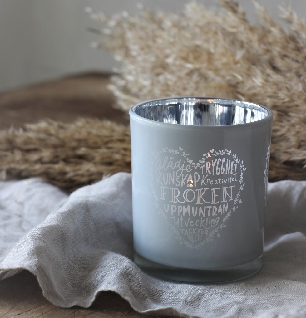 Ljuslykta Fröken Vit från Majas Cottage på rustik träyta