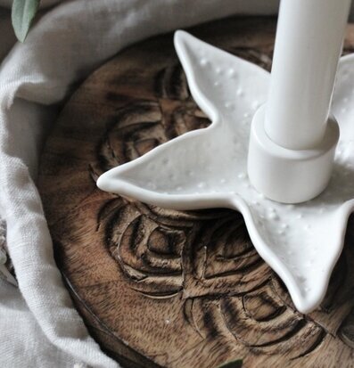 Bild av detaljrik ljushållare med nautiskt tema