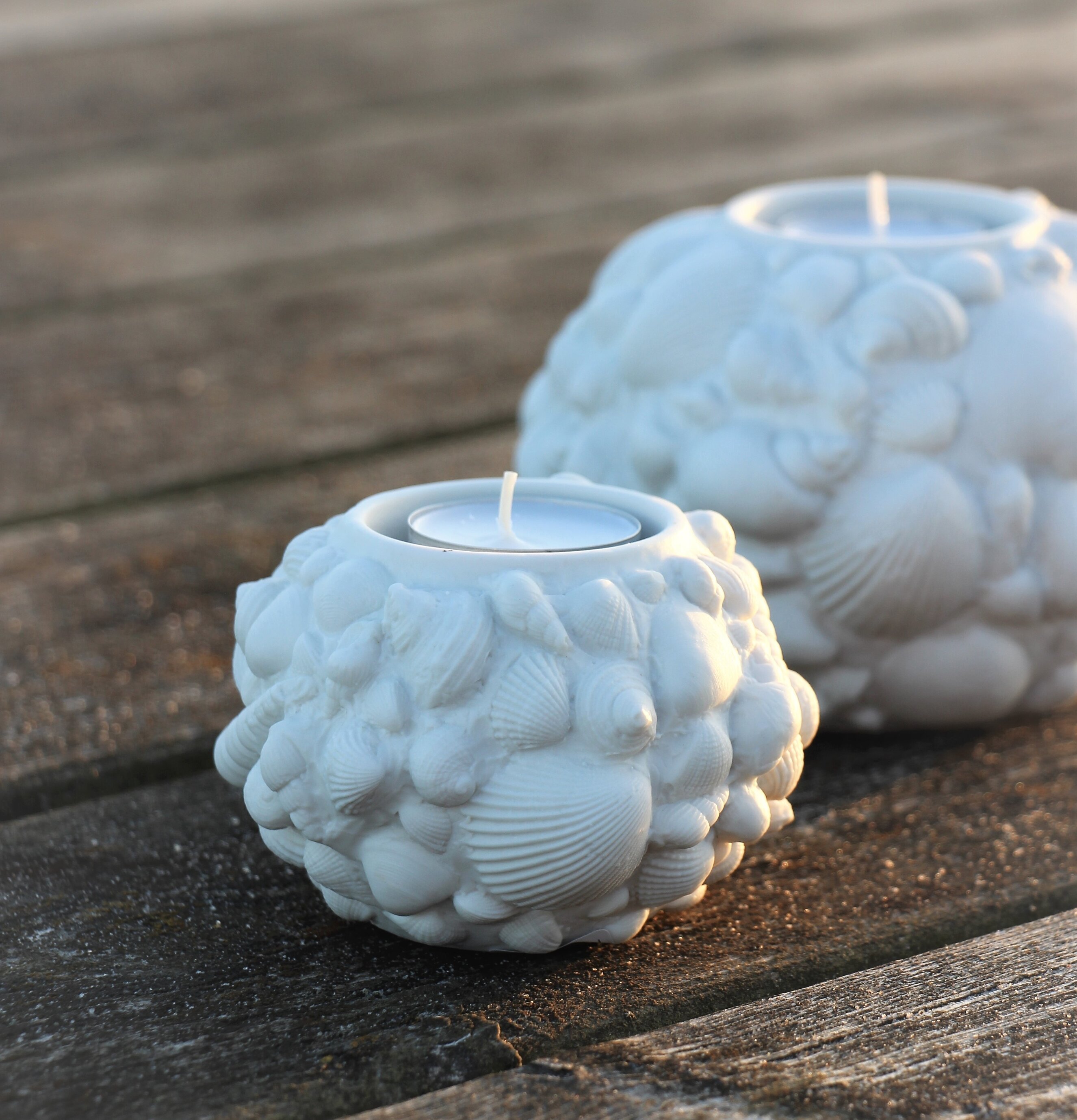 Bild av en elegant ljushållare med snäckskalsdesign