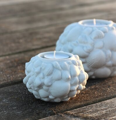 Bild av en elegant ljushållare med snäckskalsdesign