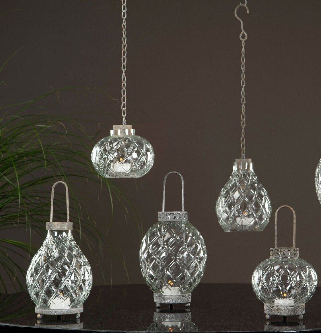 Glaslykta Luna Kedja från A Lot Decoration i mörk miljö