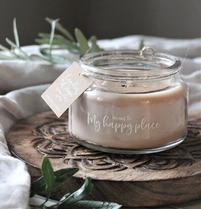 Bild av doftljus på dekorativ träbricka med kvistar