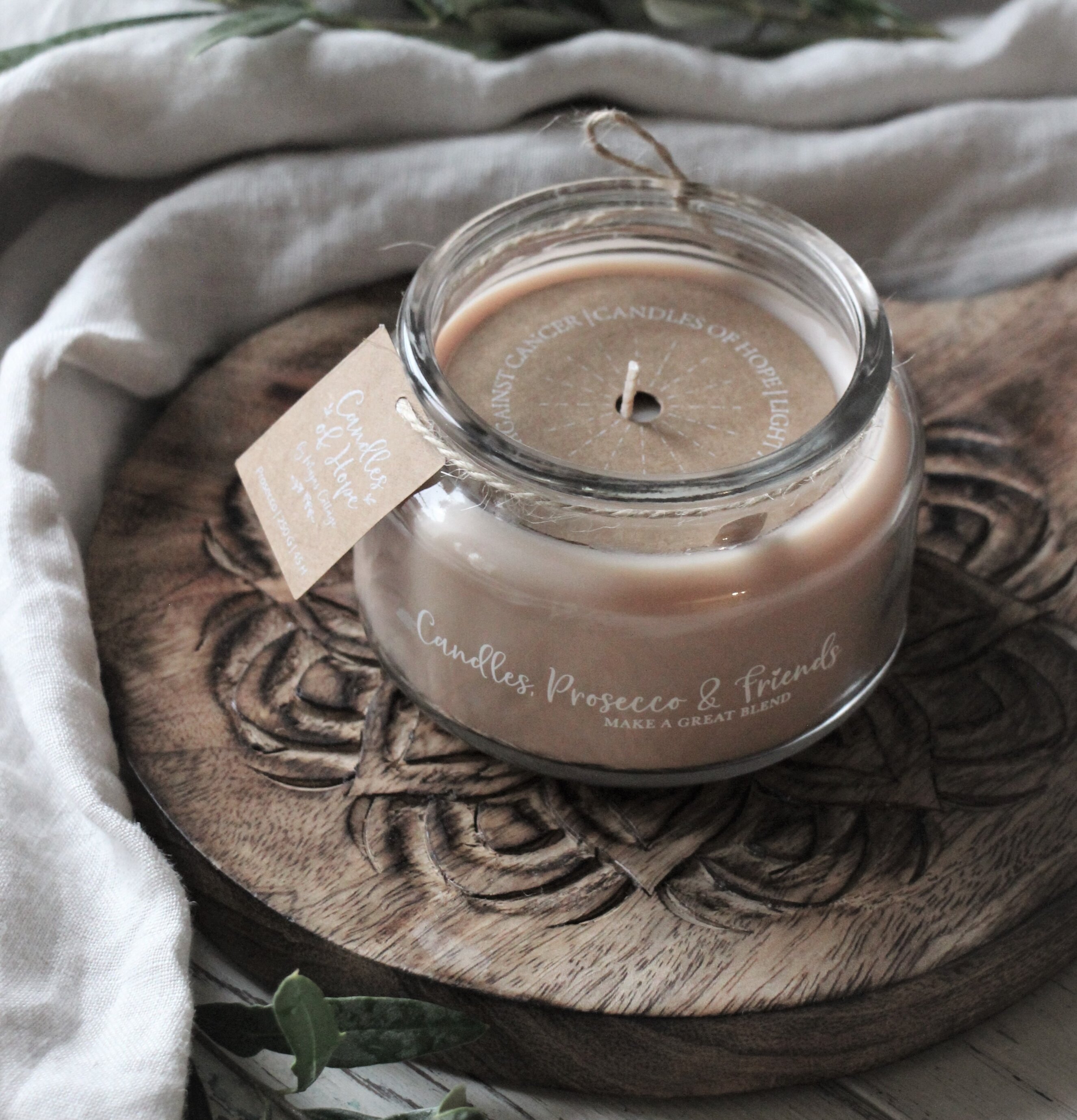 Bild av elegant doftljus på dekorativ träplatta