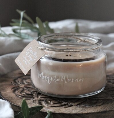 Bild av doftljus i glas med rustik och elegant stil