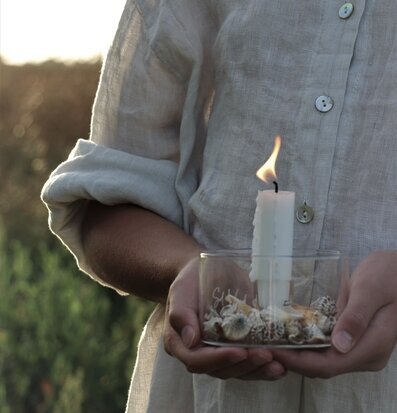 Bild av ljuslykta med naturdetaljer och lugn atmosfär