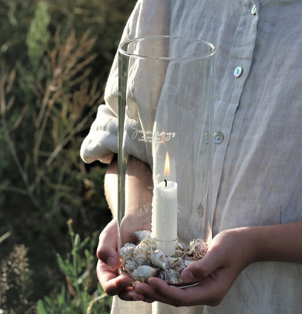 Ljuslykta Sommarmys från Majas Cottage hålls av en person