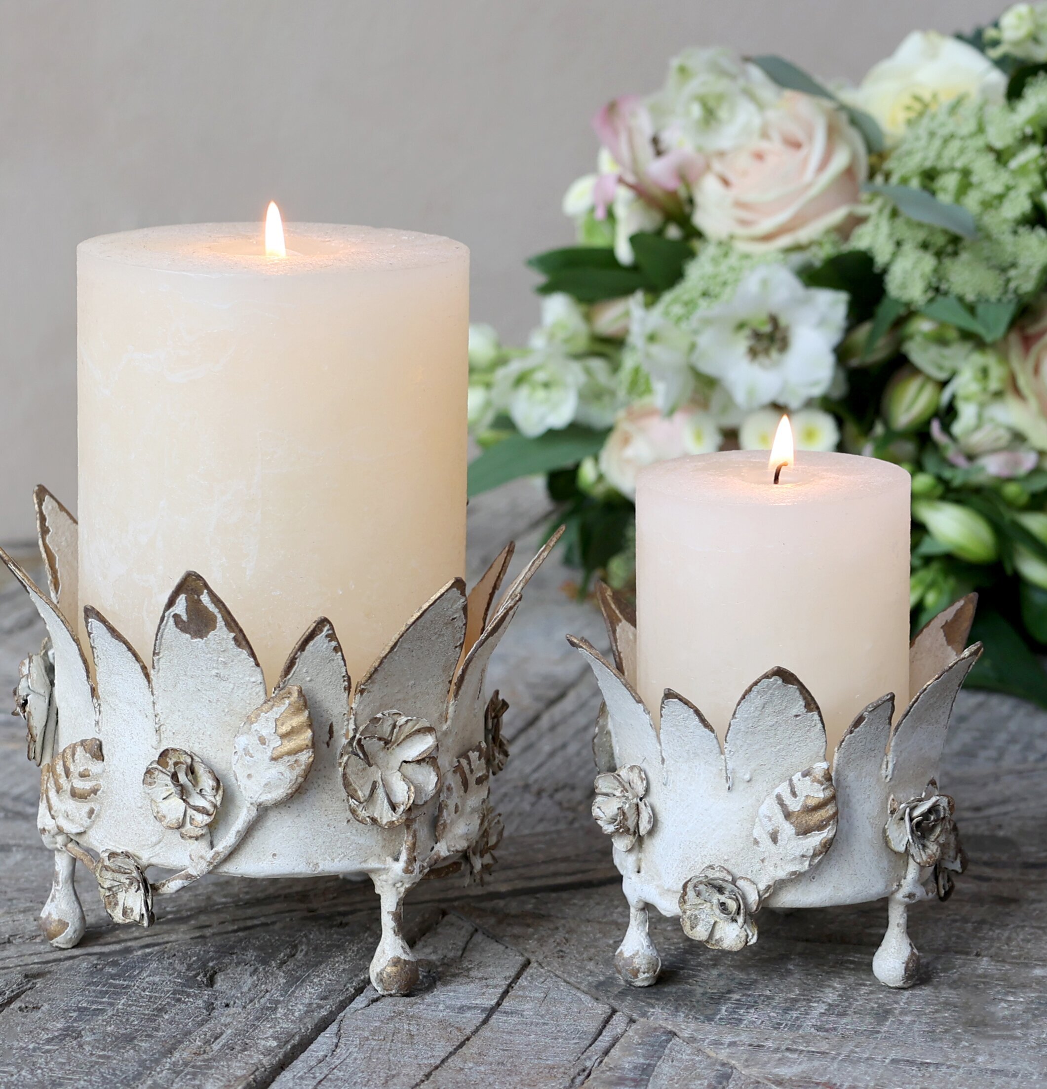 Bild av eleganta ljusstakar med blomsterdesign