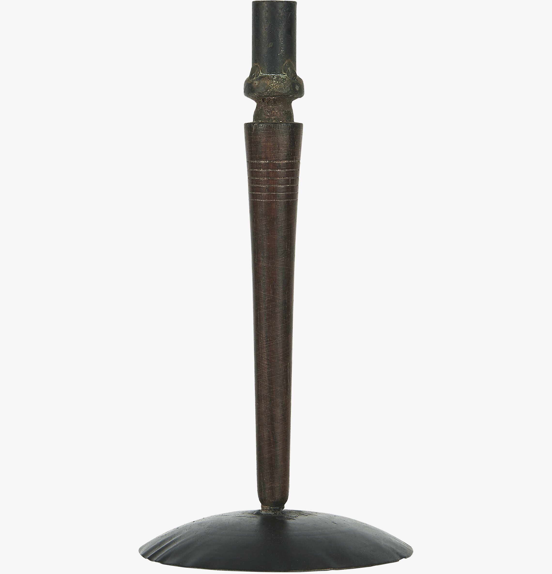 Foto av stilren och robust ljusstake med rustik känsla