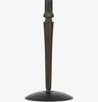 Foto av stilren och robust ljusstake med rustik känsla