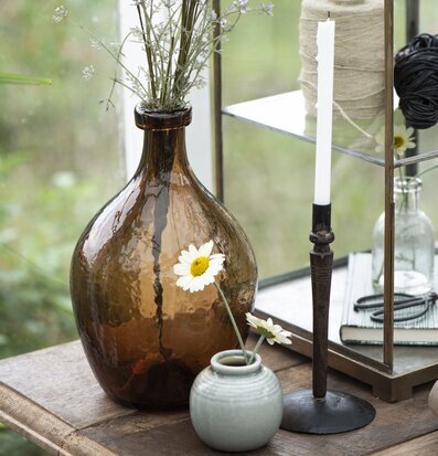 Foto av smakfullt arrangerad inredning med ljuslyktor