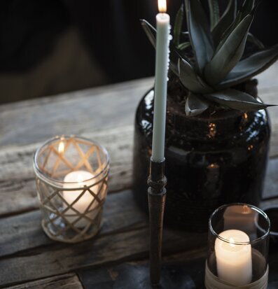 Bild av stämningsfull bordsscen med ljus och lyktor