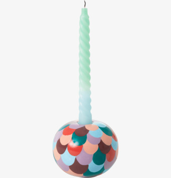 Bild av färgglad ljushållare med spiralformat ljus