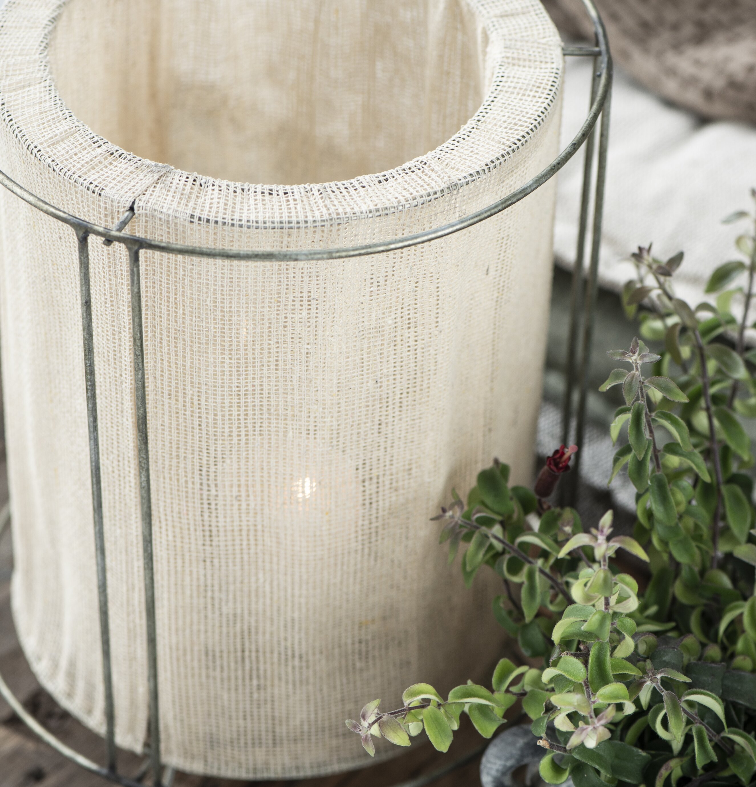 Ljuslykta Beige Medium från IB Laursen på rustikt träbord