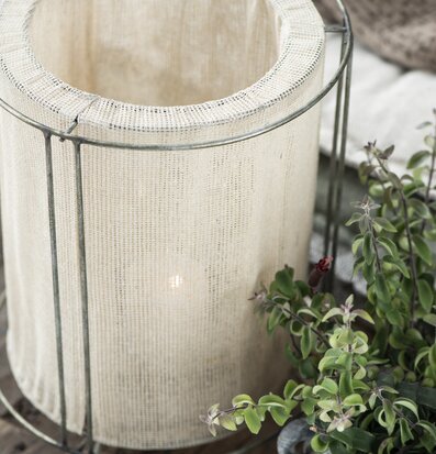 Ljuslykta Beige Medium från IB Laursen på rustikt träbord