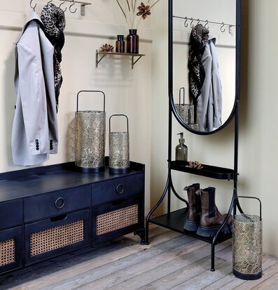 Bild av stilfull hallmiljö med ljuslyktor och spegel