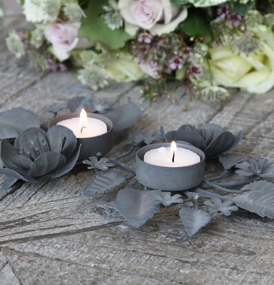 Bild av detaljrik ljusstake i antik zinkdesign