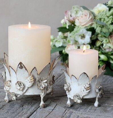 Foto av eleganta antikvita ljusstakar med blommor