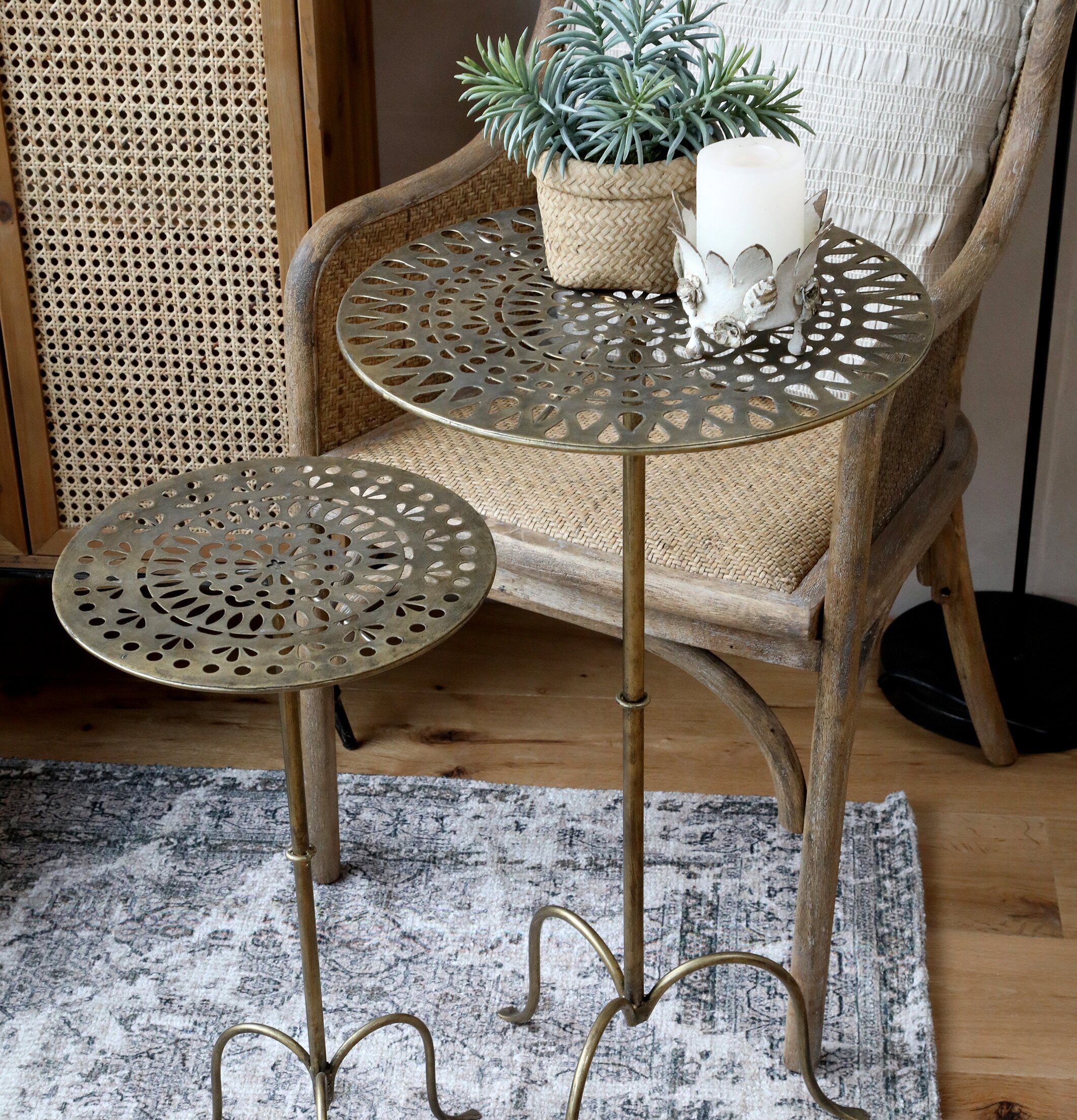 Ljusstake Krona Med Blomster från Chic Antique på bord