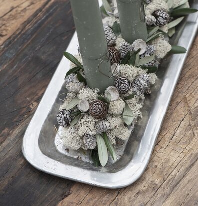 Bild av harmoniskt arrangemang med ljus och dekorationer